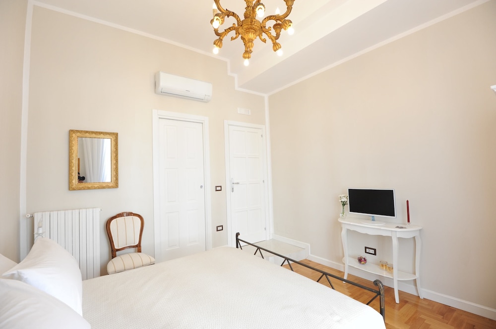 Deluxe Double Room, Balcony, City View (Carlo III) photo 3