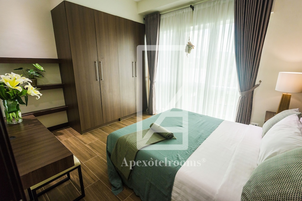 Design Suite, 3 Bedrooms, Kitchen, Courtyard View