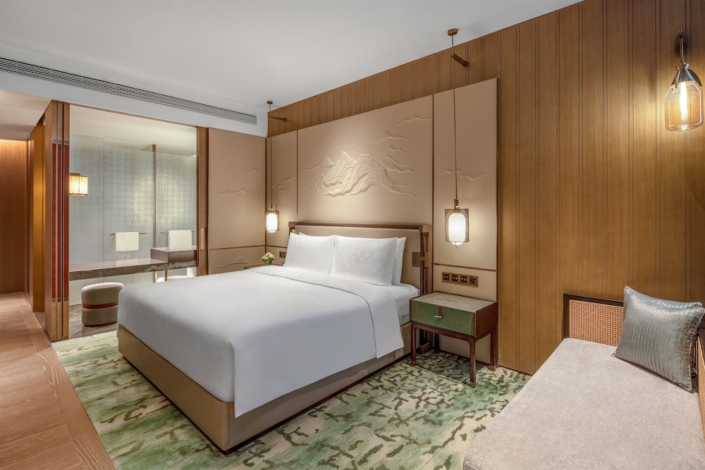1 King Bed Premium - Photo 2