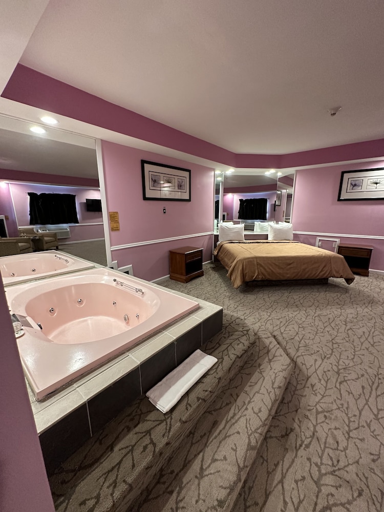 Honeymoon Suite with Hot Tub & Fireplace - Photo 7