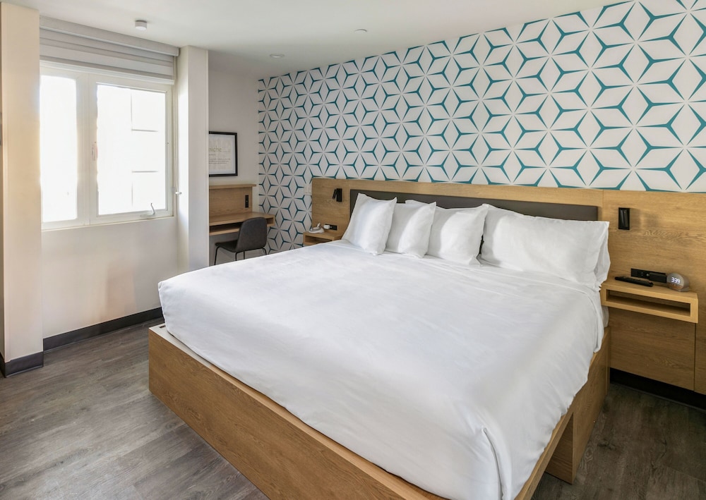 Signature Studio Suite, 1 King Bed (Self Check-in with Virtual Front Desk) - Photo 5