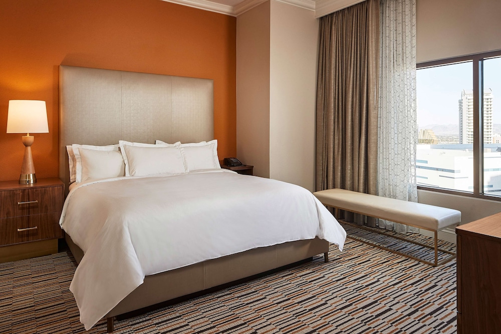 Suite, 1 King Bed, Bathtub (Mobility, Hearing)