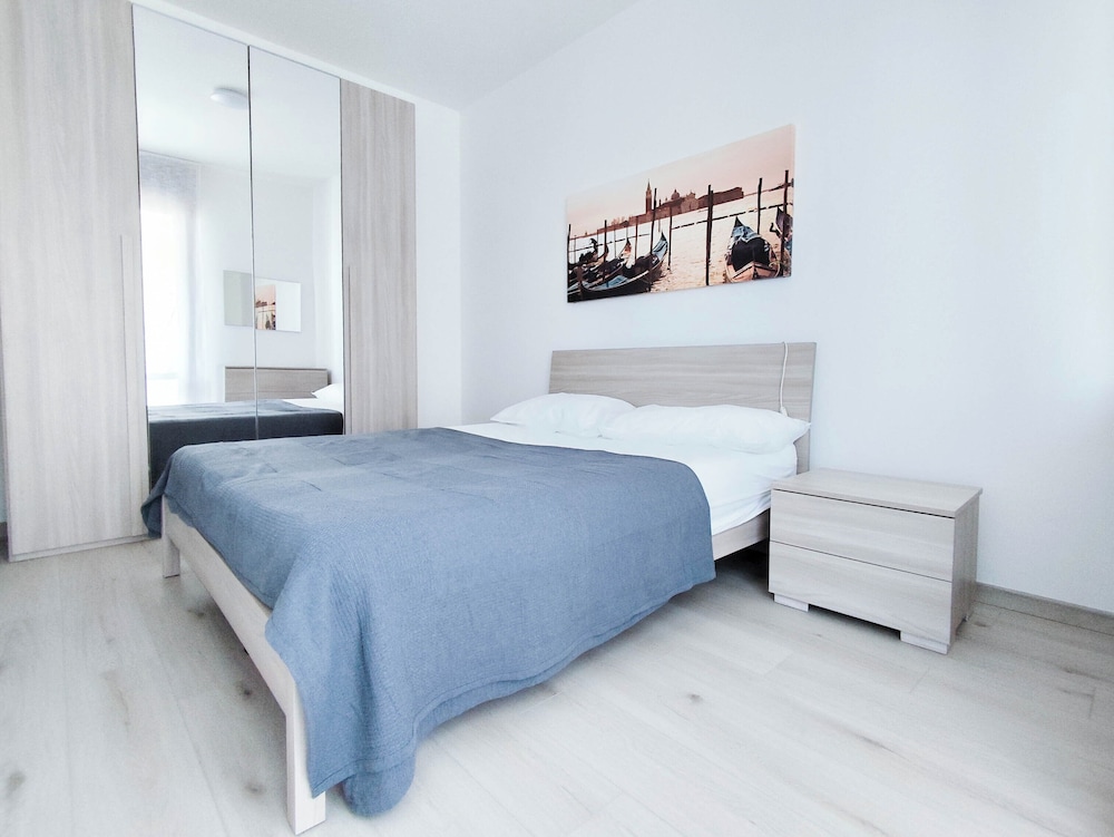 Studio, Multiple Bedrooms, Balcony, City View photo 3