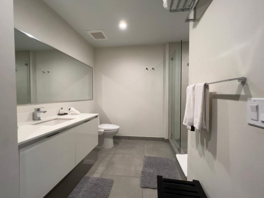 Comfort Room, 1 Bedroom, Balcony, Partial Ocean View photo 2