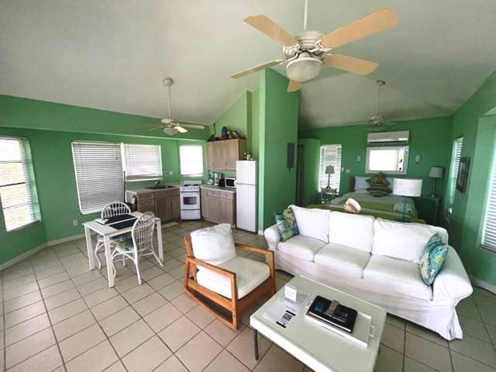 Panoramic Room, 1 Queen Bed, Ocean View, Beachside photo 3