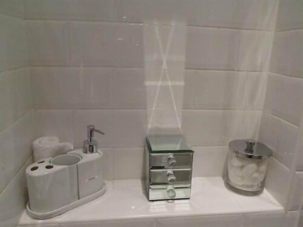 Suite, Ensuite (Small  (Room Only)) photo 2