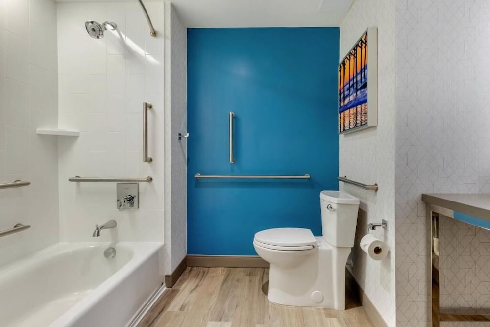 Room, 2 Queen Beds, Accessible, Bathtub (Hearing)