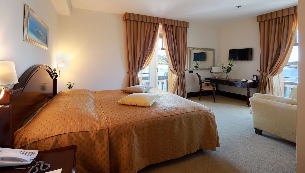 Family Room, 1 King Bed with Sofa bed, Balcony, Sea View photo 3