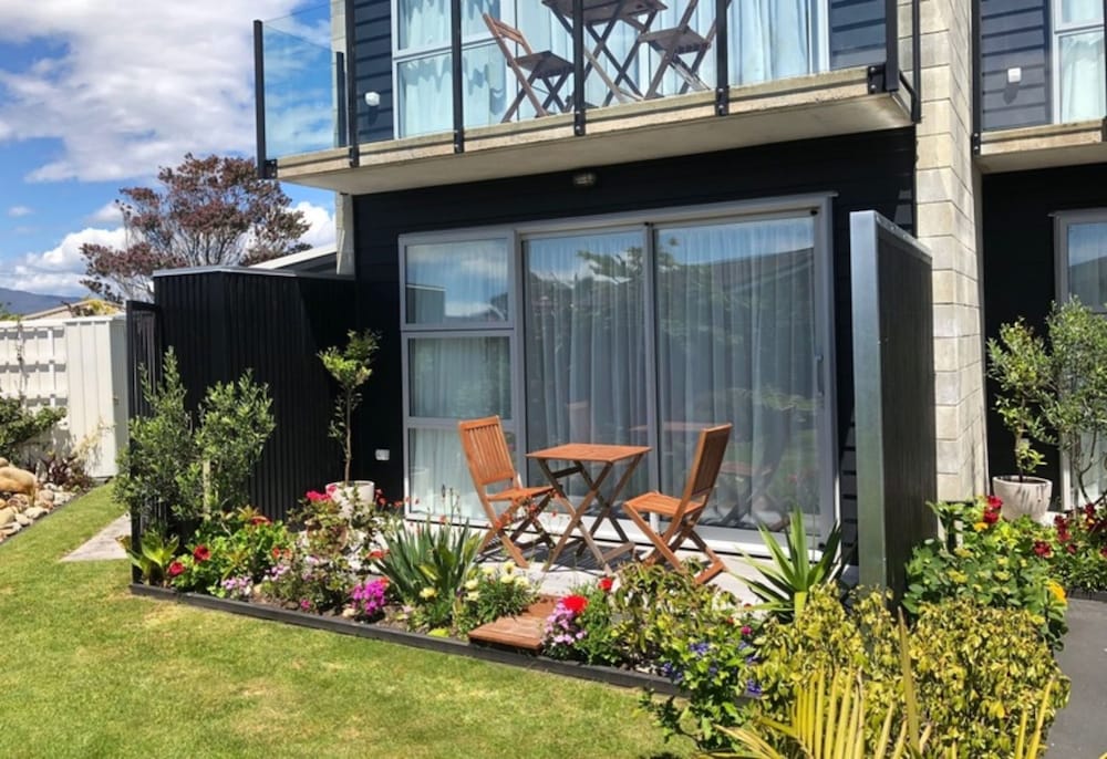 Studio Suite, Jetted Tub, Garden View photo 3