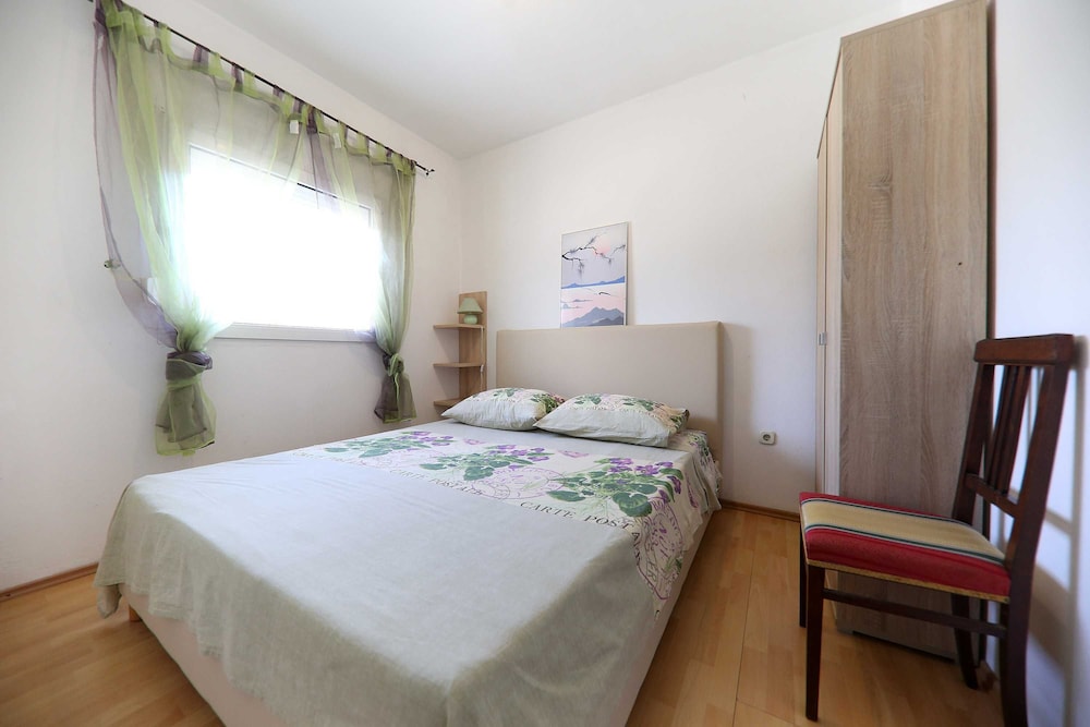 Apartment (Two Bedroom Apartment with Balcony an)