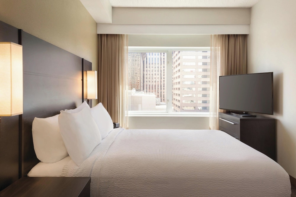 Suite, 1 Queen Bed with Sofa bed - Photo 4