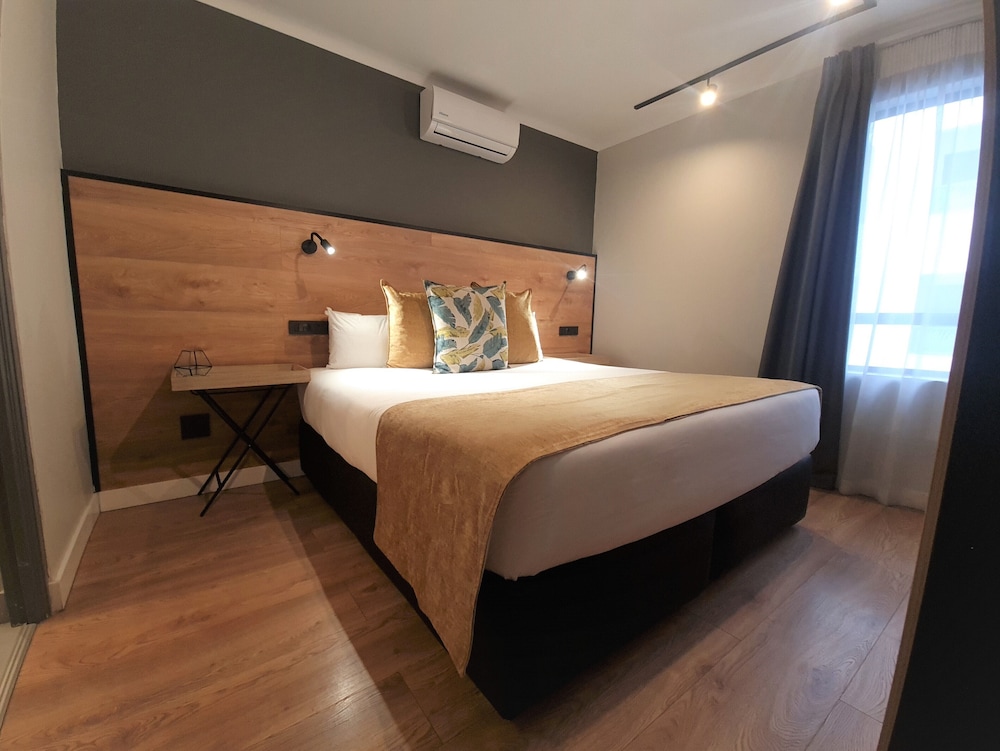 Deluxe Suite, 1 King Bed with Sofa bed, Ensuite, Courtyard View photo 3