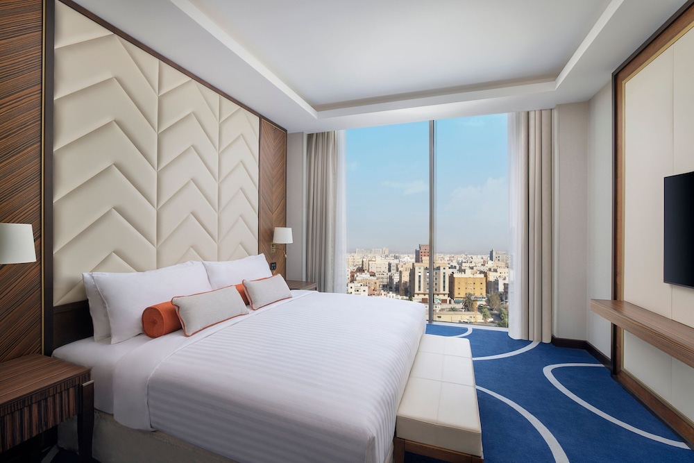 Executive Suite, 3 Bedrooms - Photo 3
