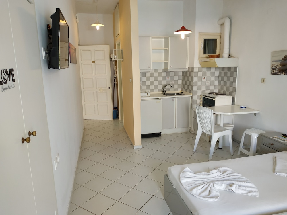 Deluxe Studio, 2 Twin Beds, Balcony