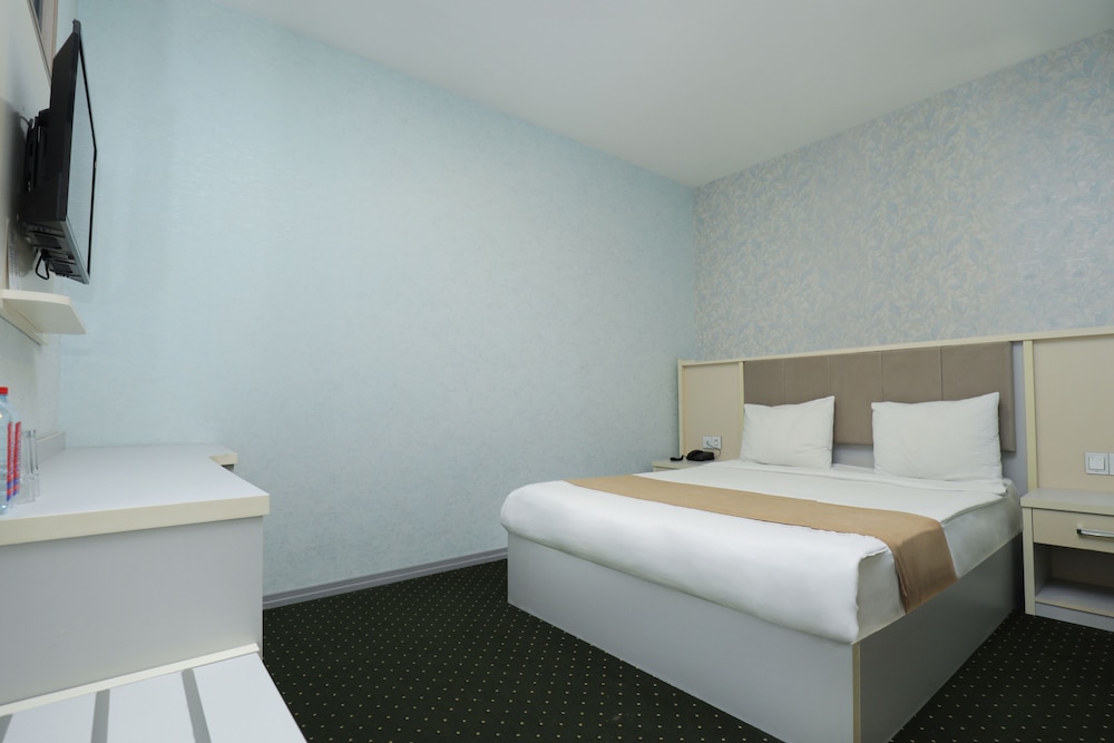 Single Room, 1 Queen Bed, Pool Access photo 1