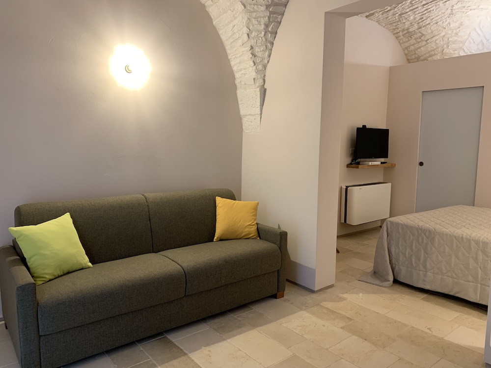 Classic Room, 1 King Bed with Sofa bed, Courtyard View photo 2