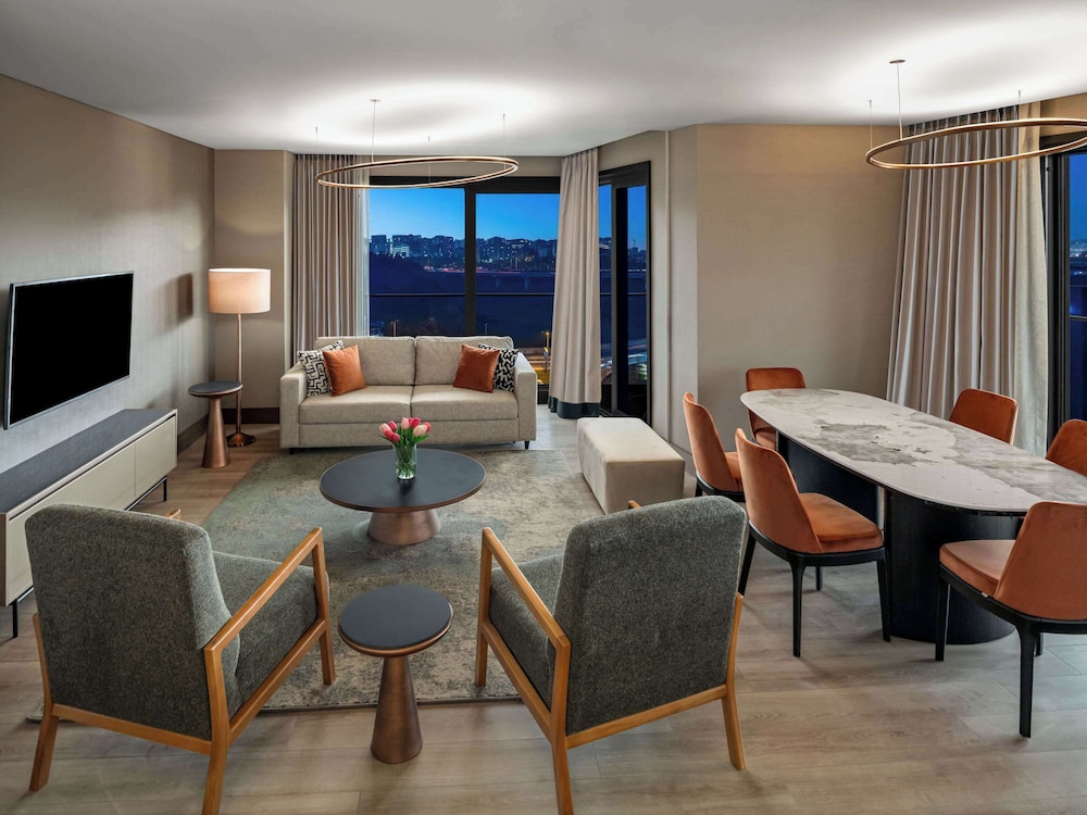 Deluxe Suite, 2 Bedrooms, Terrace thumbnail 5