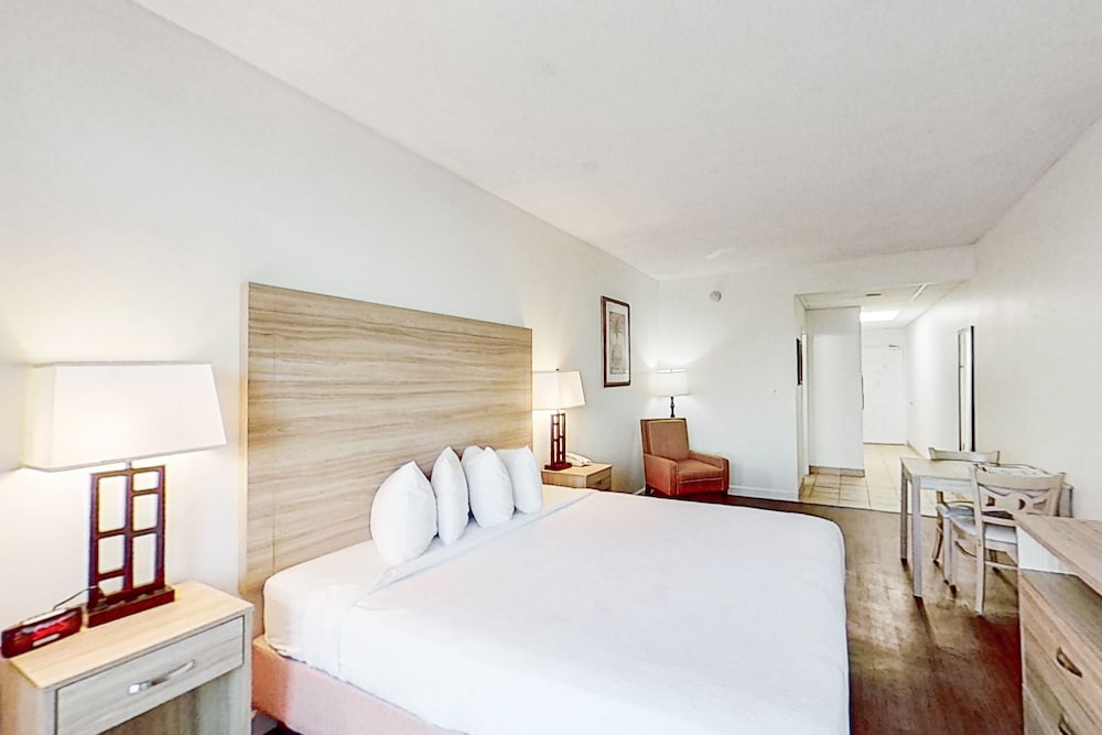 Room (Studio, King Bed, Oceanfront) photo 1