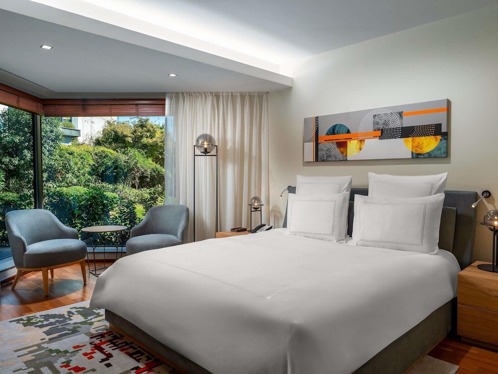 Deluxe Family Suite Pool Side with executive lounge access thumbnail 6