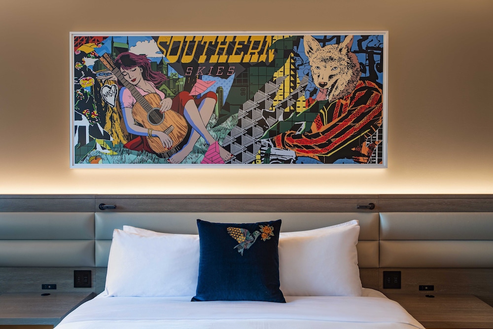 Standard Room, 1 King Bed, City View (Mobility Accessible, Tub) - Photo 6