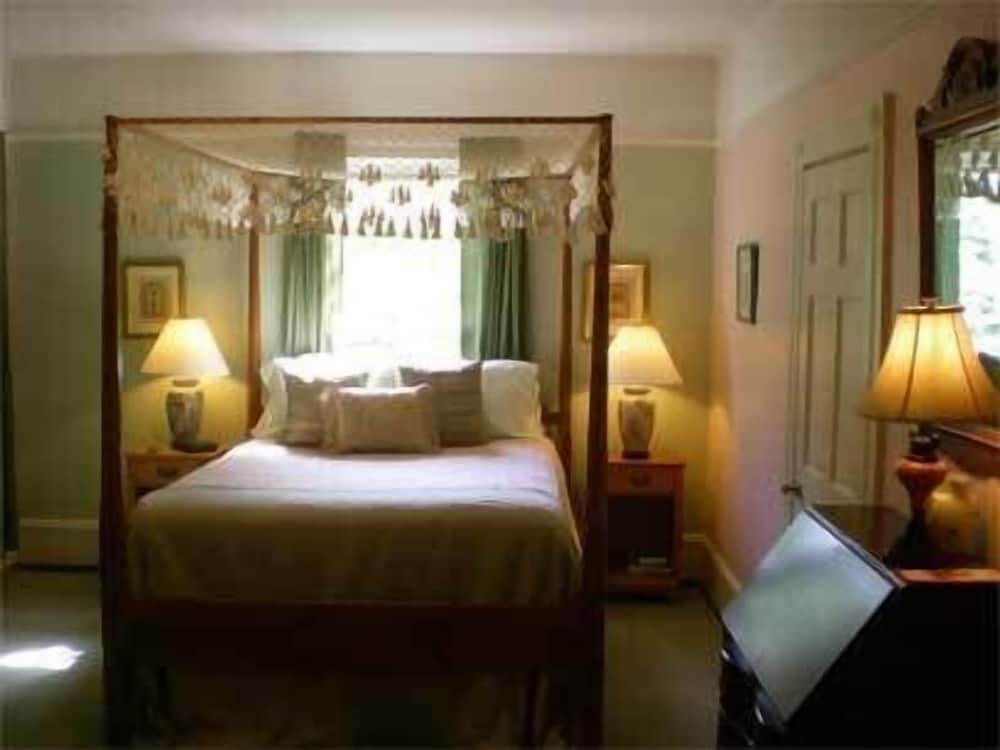 Deluxe Room, 1 King Bed (Deluxe King Room 2) photo 1