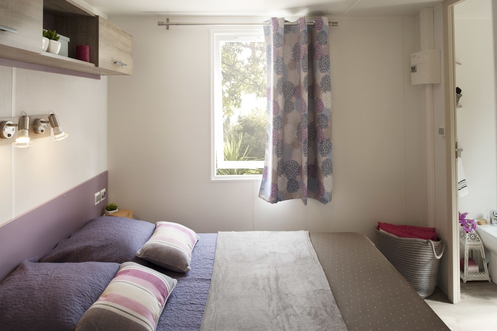 Mobile Home (2 adults and 2 children) photo 1