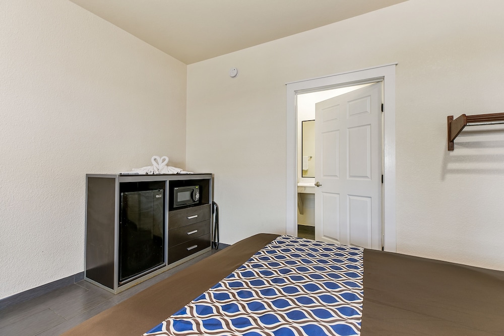 Double Queen Room - Disability Access photo 3