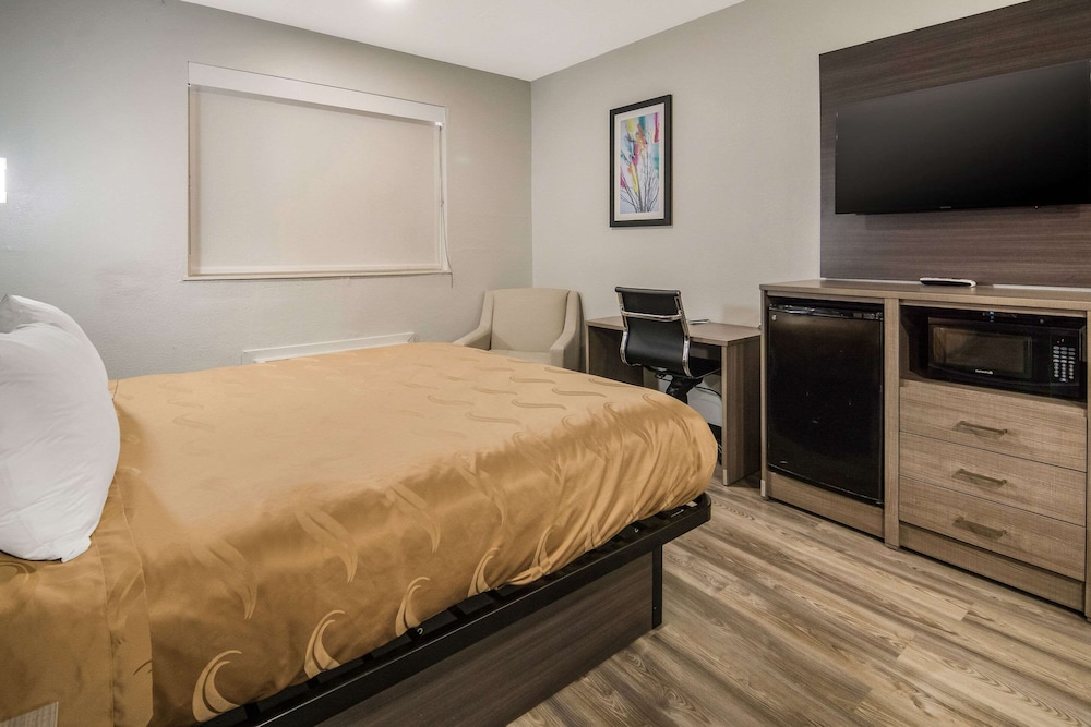 Suite, 1 King Bed, Accessible, Non Smoking - Photo 2