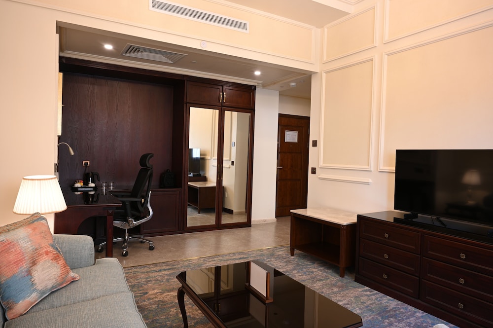 Junior Studio Suite, 1 King Bed thumbnail 5