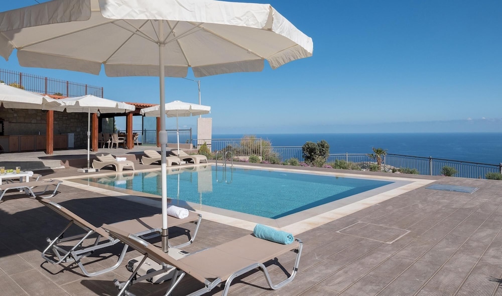 Villa photo 1