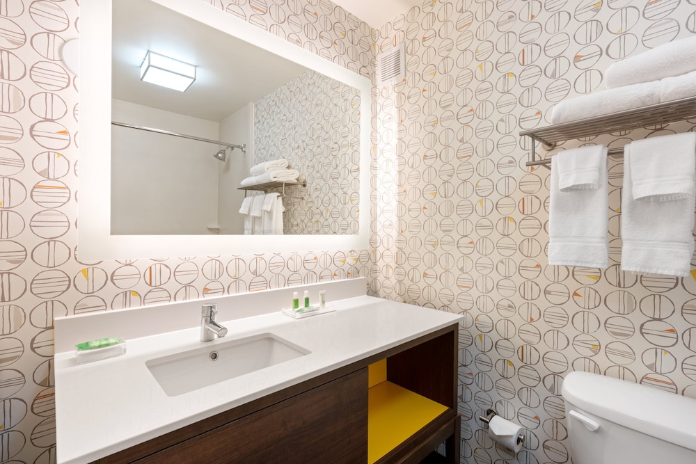 Premium Room, 1 King Bed, Jetted Tub - Photo 5