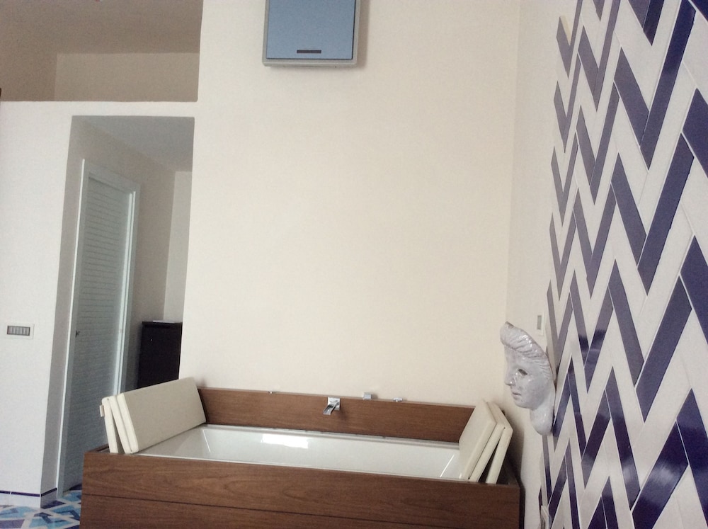 Junior Suite, Jetted Tub, Sea View photo 3