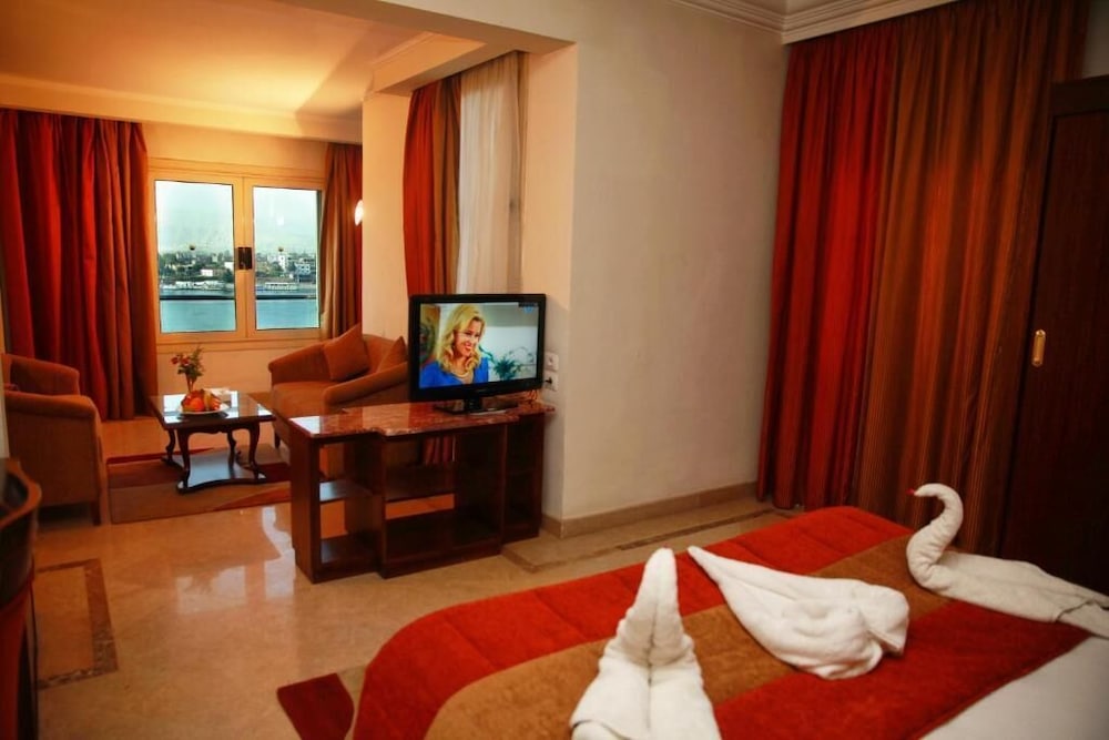 Suite, River View - Photo 1