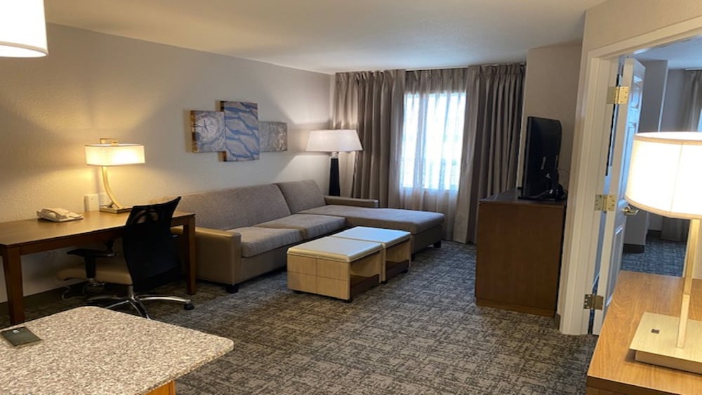 Suite, 2 Bedrooms, Kitchen - Photo 3