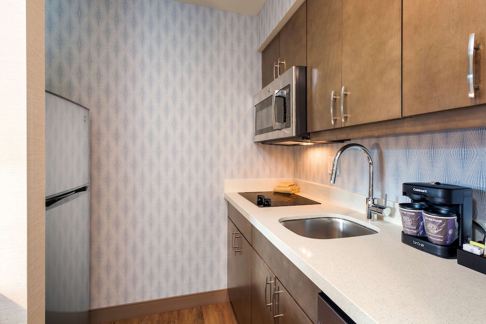 Suite, 1 King Bed, Accessible (Hearing) - Photo 4
