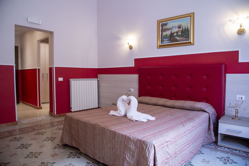 Deluxe Double or Twin Room, 1 Bedroom, Smoking, Ensuite photo 2