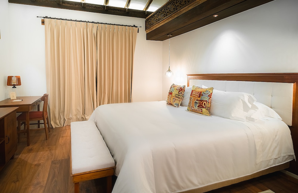 Standard Room, 1 King Bed photo 3