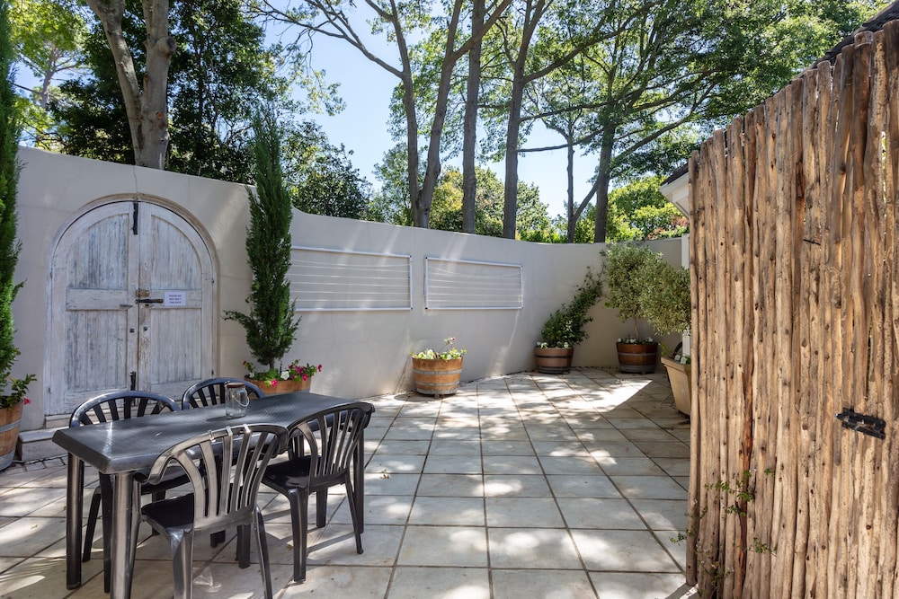 Courtyard Room
