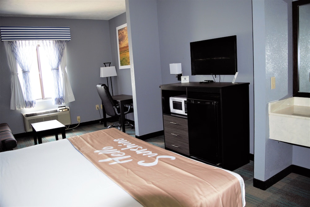 Suite, 1 King Bed, Hot Tub - Photo 1