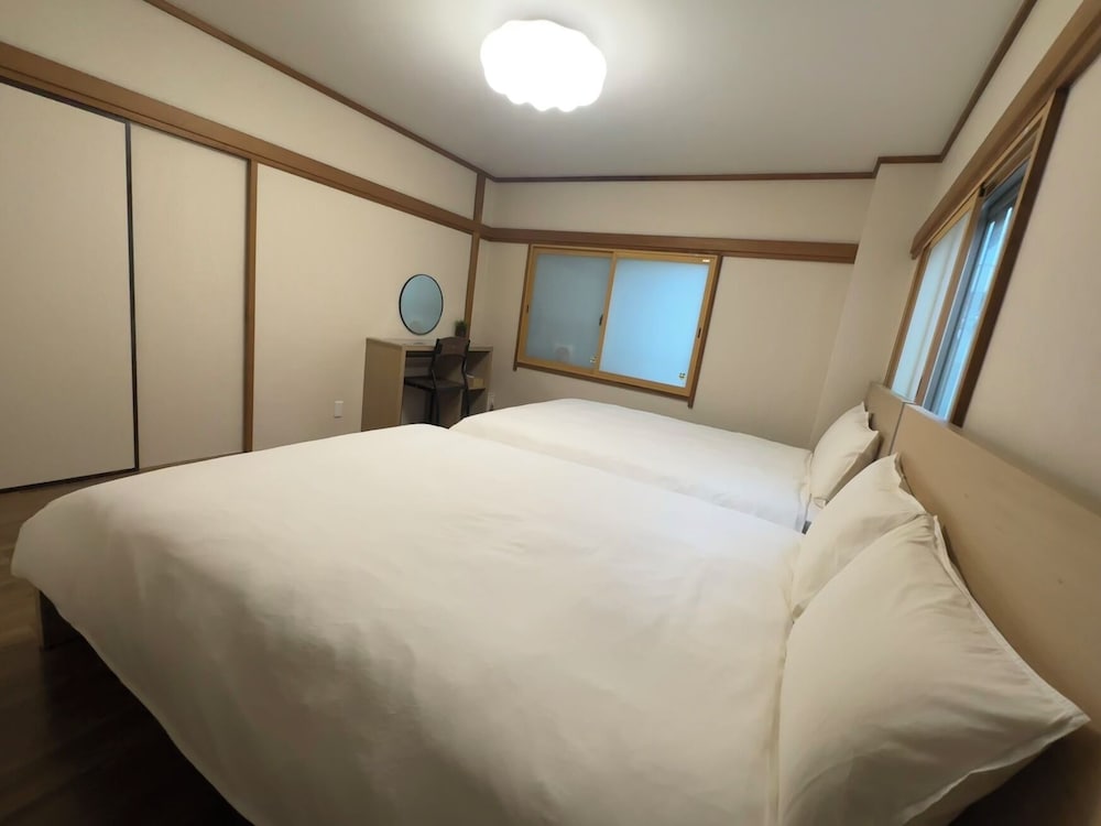 4 Bedroom with 5 Double Beds, Kitchen, Unit No.2, Non Smoking photo 3