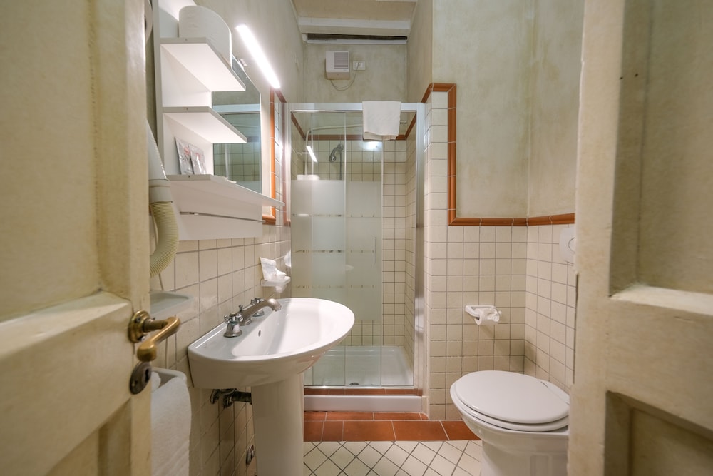 Standard Double Room - Photo 9