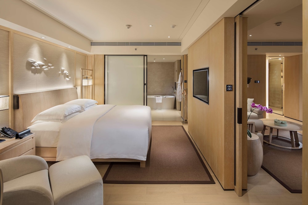 King One Bedroom Hillside Suite Nanhai Wing thumbnail 5