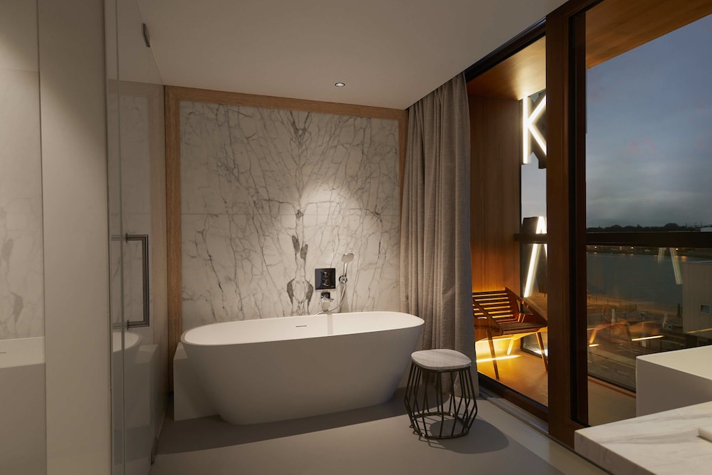 Extra large superior with bath & balcony - Photo 2