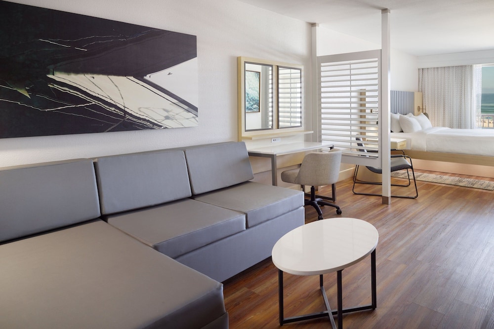 Studio, 1 King Bed with Sofa bed, Pool View (Balcony)