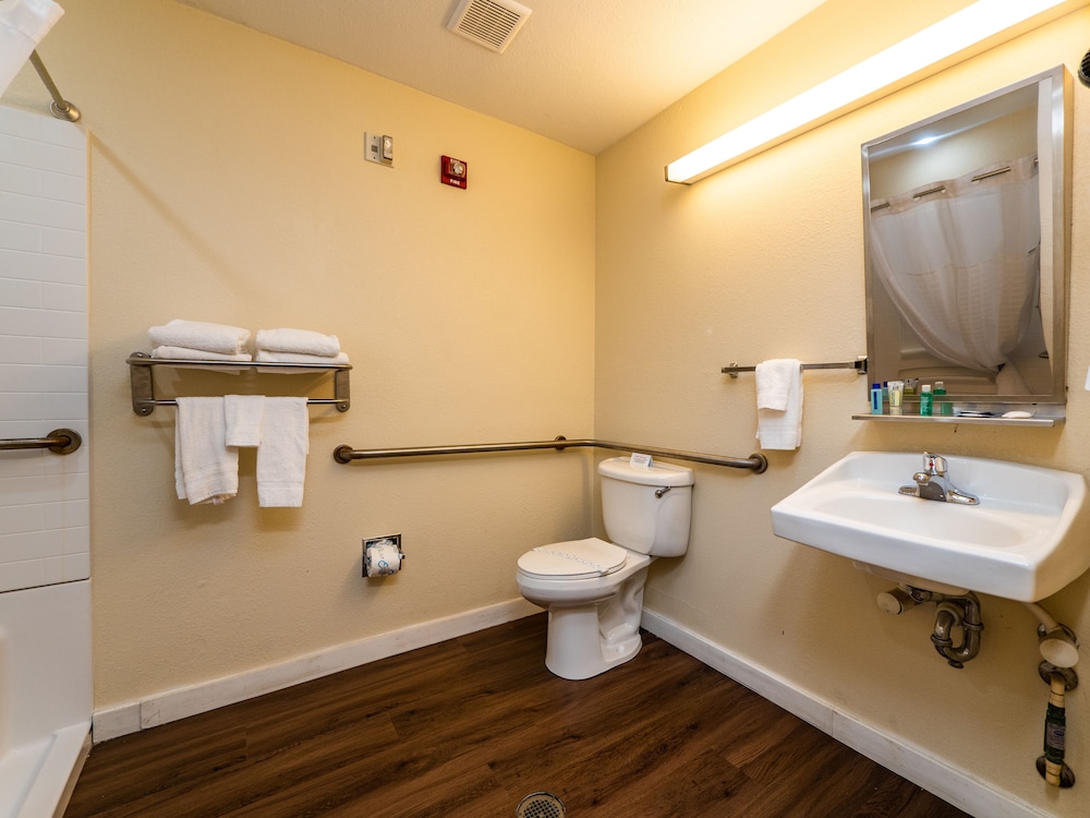 Room, 2 Queen Beds, Accessible, Non Smoking (Mobility/Hearing/Roll-In Shower) - Photo 4
