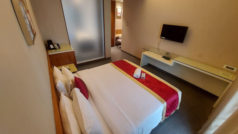 Deluxe Double Room - Photo 11