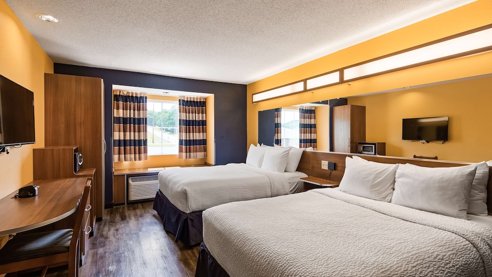 Standard Room, 2 Queen Beds, Non Smoking, Refrigerator & Microwave - Photo 1
