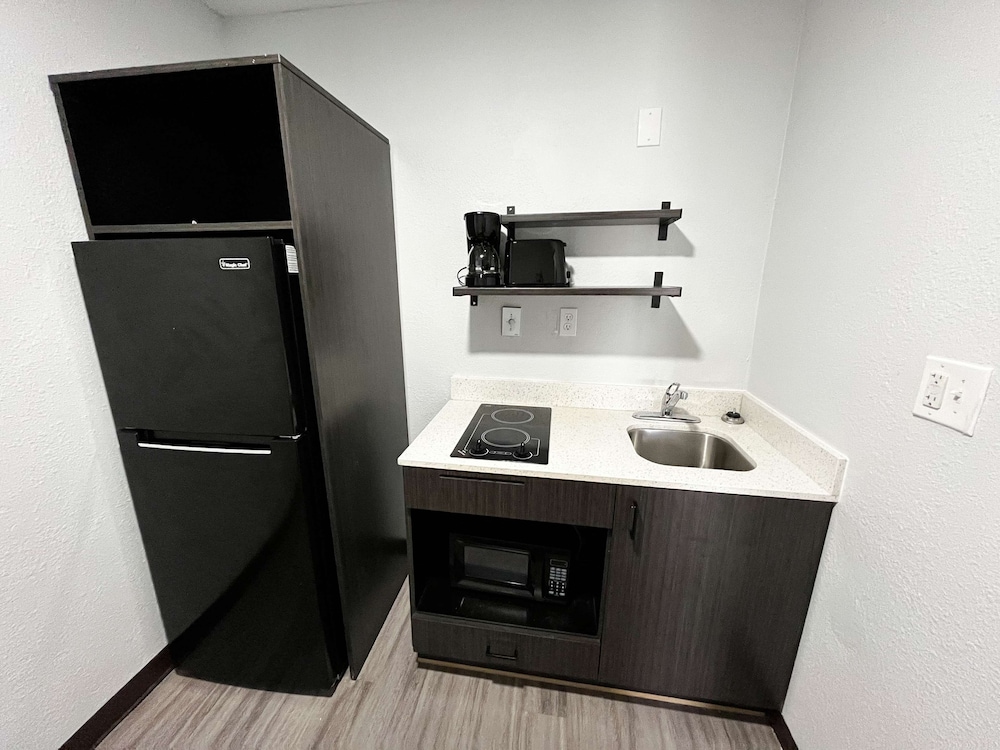 Standard Room, 1 King Bed, Non Smoking, Kitchenette photo 3