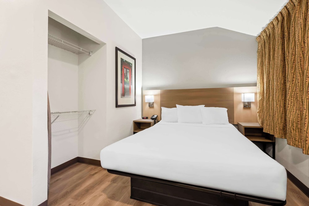 Standard Room, 1 Queen Bed, Non Smoking photo 2