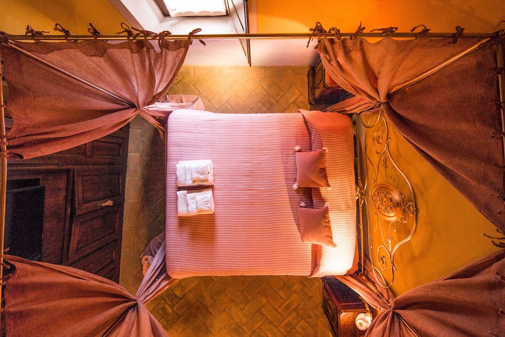 King Romantic Room, Hot Tube - Photo 10